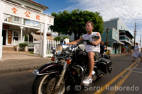 Motorista en Lahaina. Su hermoso distrito histórico ha sido nombrado Hito Histórico Nacional gracias a la gran cantidad de edificios restaurados pertenecientes al siglo XIX. Maui.